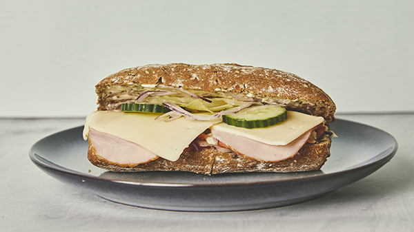 Grov sandwich m. skinke & jalapenos ost